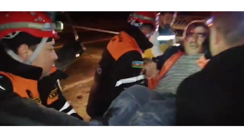 Avtomobildə sıxılı vəziyyətdə qalan şəxs belə xilas edildi - VİDEO