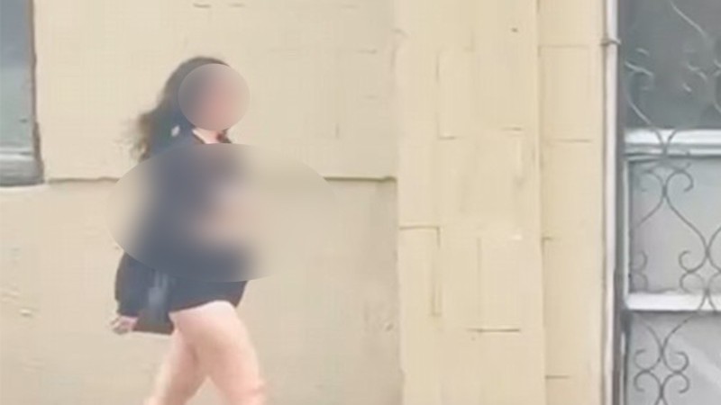 Yarıçılpaq gəzən qadın xəstəxanaya yerləşdirildi - VİDEO