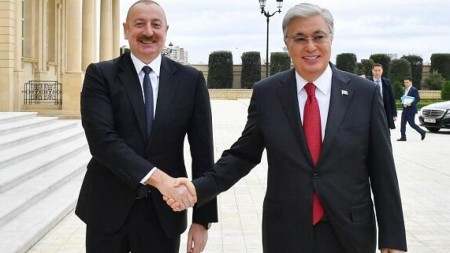 İlham Əliyev Tokayevi təbrik etdi