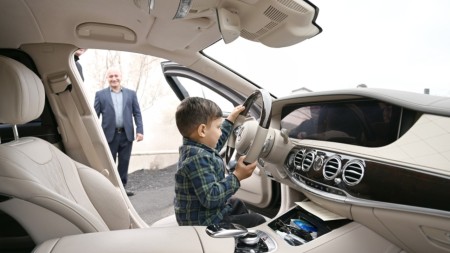 Prezidentin avtomobilinin sükanı arxasına əyləşdi