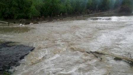 Quba və Qusarda çaylardan sel keçir 