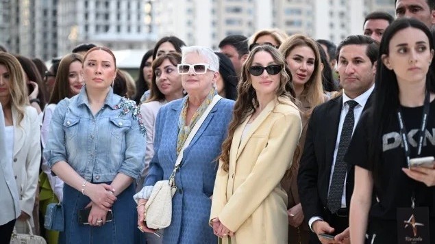 Prezidentin qızı və gəlini perulu rəssamın sərgisində - FOTOLAR