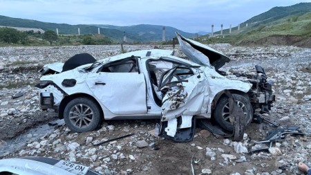 Ağsuda avtomobil çaya aşdı, ölənlər var