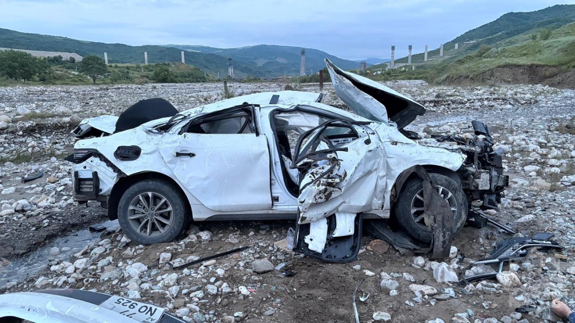 Ağsuda avtomobil çaya aşdı, ölənlər var