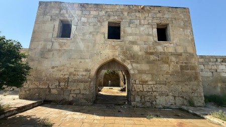 Qaradağda tarixi karvansaraya ziyan vurulub