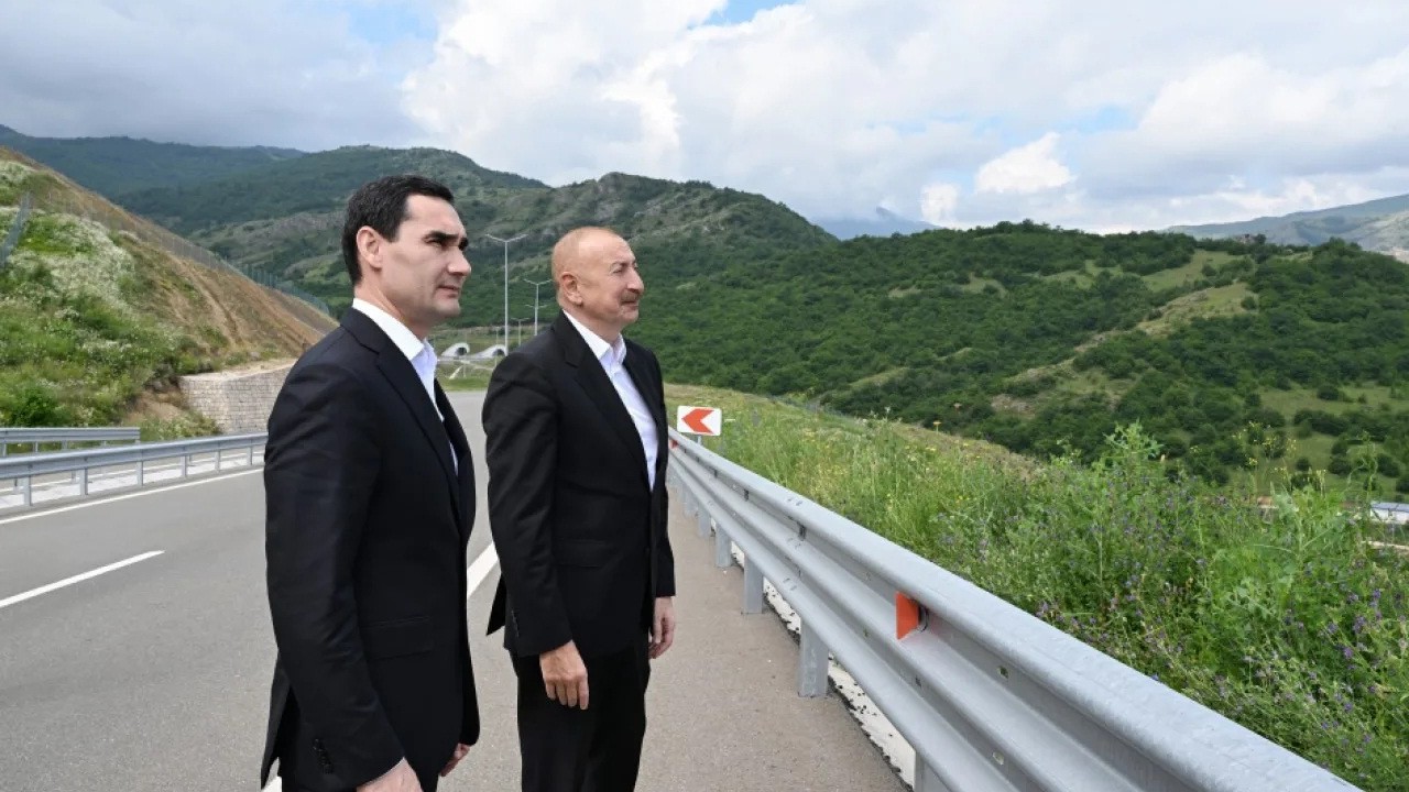 Prezidentlər Şuşanın Daşaltı kəndinin fonunda şəkil çəkdiriblər - FOTOLAR