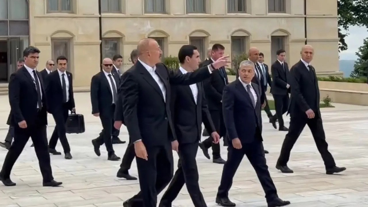 "Prezidentlərin Şuşada gəzintisi qarşılıqlı etimadın bariz ifadəsidir" - Hikmət Hacıyev