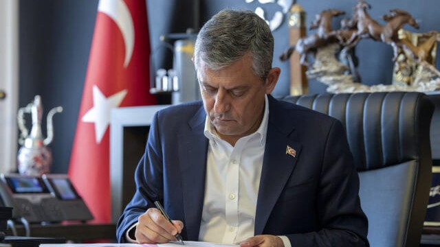 Özgür Özel və daha 91 deputat CHP-ni tərk etdi – Yeni partiya yaradılır