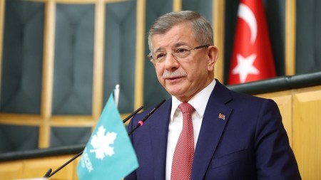Əhməd Davudoğlu siyasətdən getdi