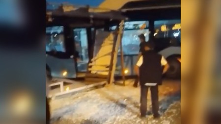 “Koroğlu”da marşrut avtobusu dayanacağa çırpıldı - VİDEO