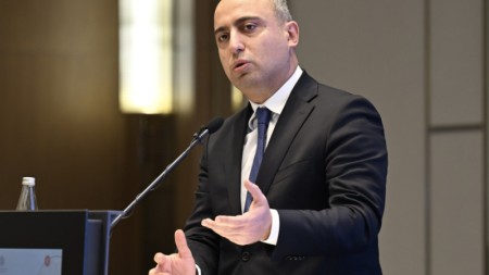 Emin Əmrullayev: Bu il 125 mindən çox azərbaycanlı birinci sinfə qədəm qoyur