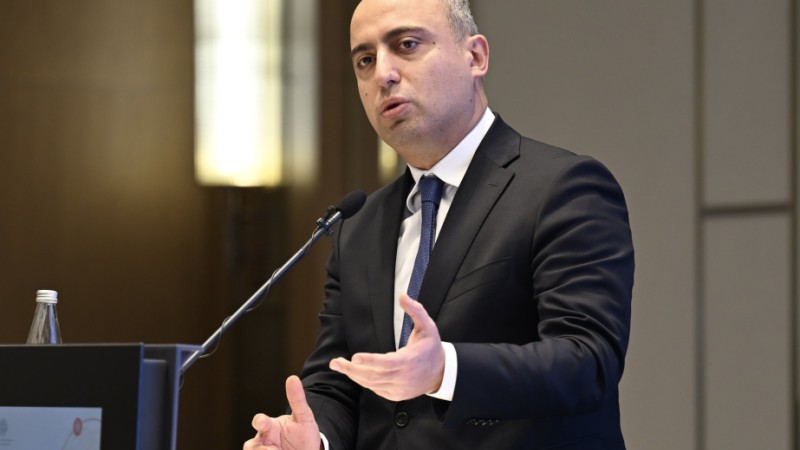 Emin Əmrullayev: Bu il 125 mindən çox azərbaycanlı birinci sinfə qədəm qoyur