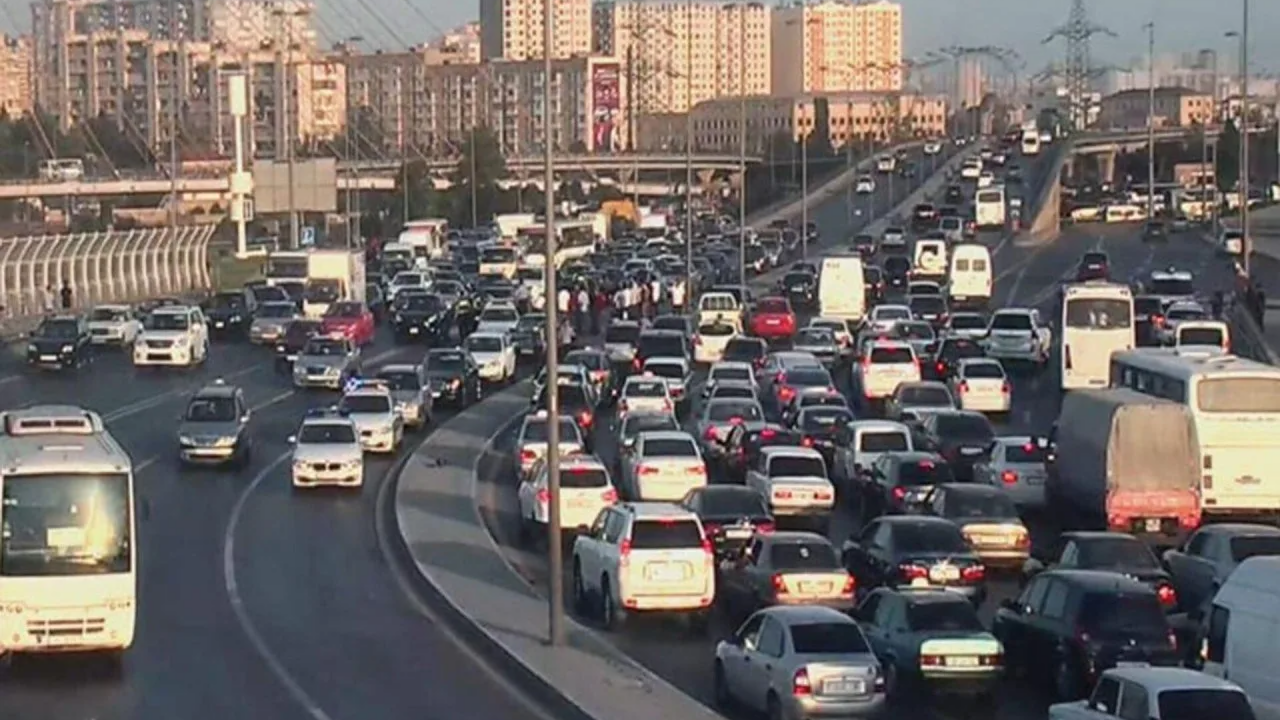 Sürücülərin diqqətinə: Bu yolda avtobus zolağının saatı artırıldı