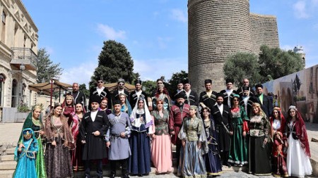  Yüzlərlə milli obraz bir gündə: İçərişəhərdə “Milli Geyimlər Günü” keçirildi
