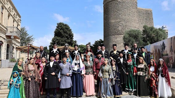  Yüzlərlə milli obraz bir gündə: İçərişəhərdə “Milli Geyimlər Günü” keçirildi