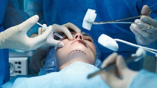 Qanunsuz plastik əməliyyat edən iki həkim cəzalandırıldı