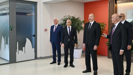 İlham Əliyev dərman istehsalı müəssisəsinin açılışında - FOTOLAR