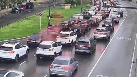 Yağış Bakı yollarında tıxac yaratdı - SİYAHI
