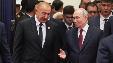 İlham Əliyev Putinlə Türkmənistanda ayaqüstü söhbət etdi