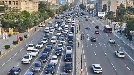 Bakının bir sıra yollarında nəqliyyatın sıxlığı yaranıb