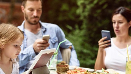 Yemək zamanı telefon istifadəsini qadağan edirlər