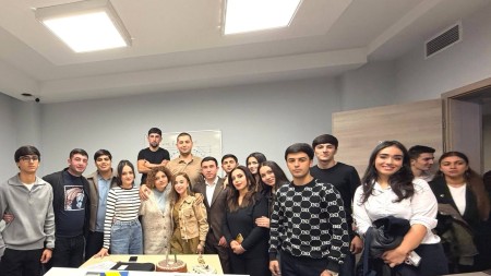 Ciddiyyətin arxasında gizlənən humanizm: Jalə müəlliməyə tələbələrindən doğum günü sürprizi